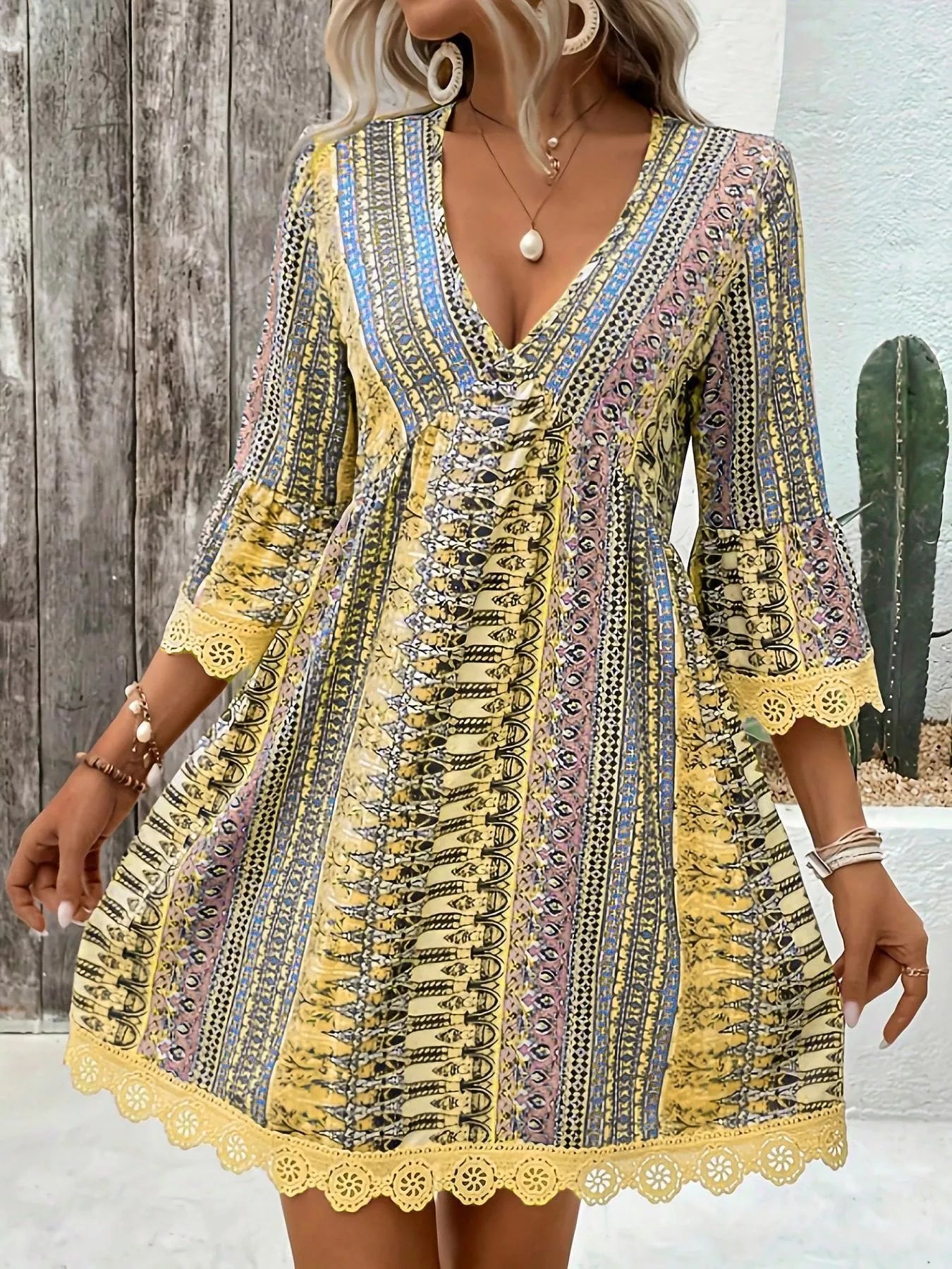 Vestido estampado con cuello en V y corte A